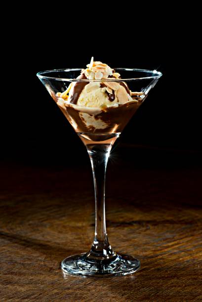 Sobremesa para o almoço: sorvete artesanal de vanilla com calda de chocolate e amêndoas laminada