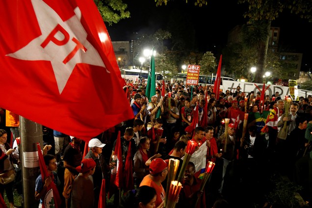 Manifestantes e membros do PT marcham com velas na mão a favor de Lula, antes do depoimento do ex-presidente à Lava Jato, em Curitiba