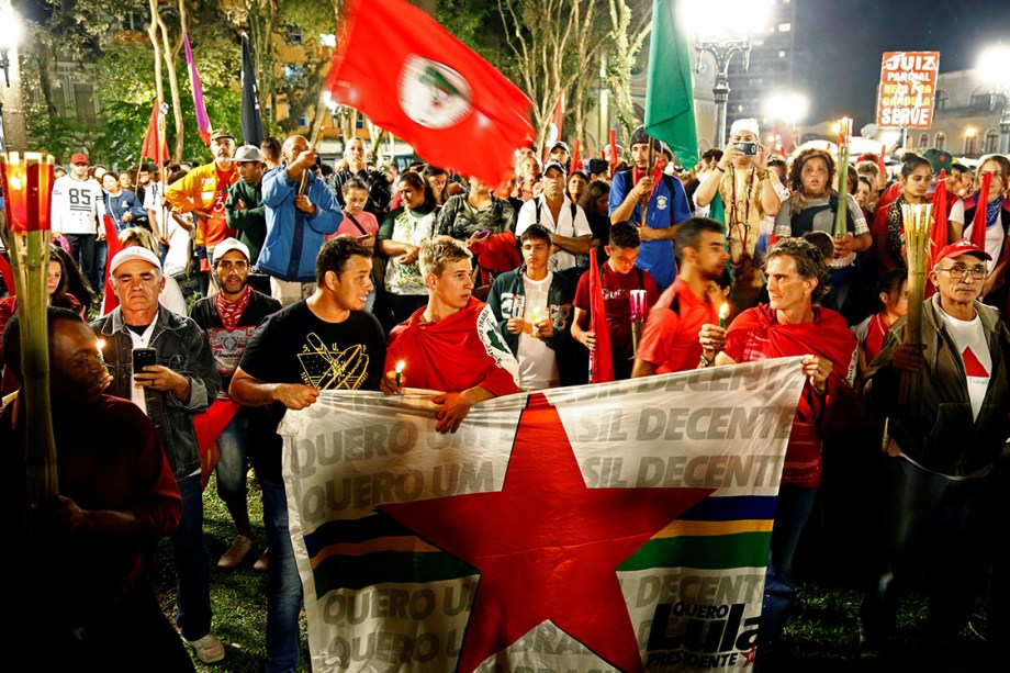 Manifestantes e membros do PT marcham com velas na mão a favor de Lula, antes do depoimento do ex-presidente à Lava Jato, em Curitiba