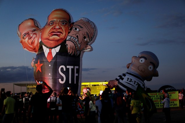 Manifestantes a favor da Lava Jato e contra as decisões do ministro Gilmar Mendes protestam com velas em frente ao STF, em Brasília