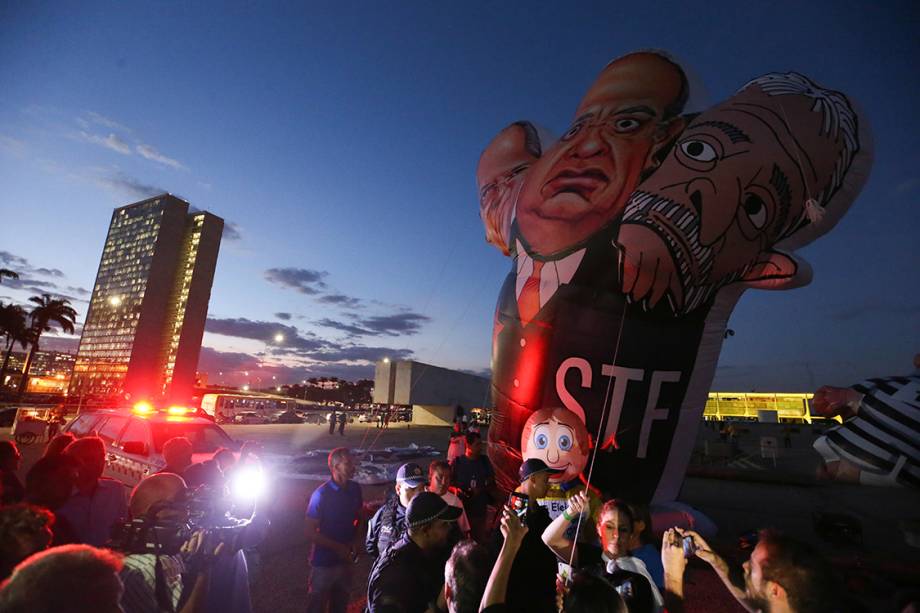 Manifestantes a favor da Lava Jato e contra as decisões do ministro Gilmar Mendes protestam com velas em frente ao STF, em Brasília