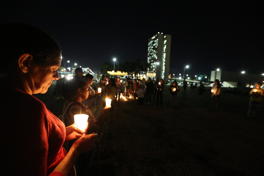 Manifestantes a favor da Lava Jato e contra as decisões do ministro Gilmar Mendes protestam com velas em frente ao STF, em Brasília