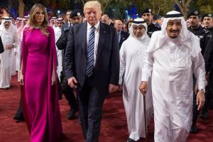 Melania e Donald Trump caminham lado a lado do rei Salman bin Abdulaziz Al Saud, da Arábia Saudita, durante visita do presidente dos Estados Unidos ao país