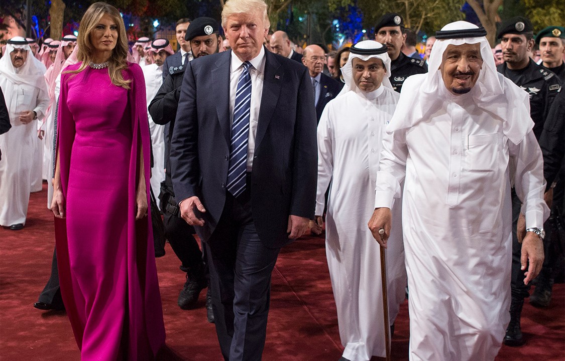 Melania e Donald Trump caminham lado a lado do rei Salman bin Abdulaziz Al Saud, da Arábia Saudita, durante visita do presidente dos Estados Unidos ao país