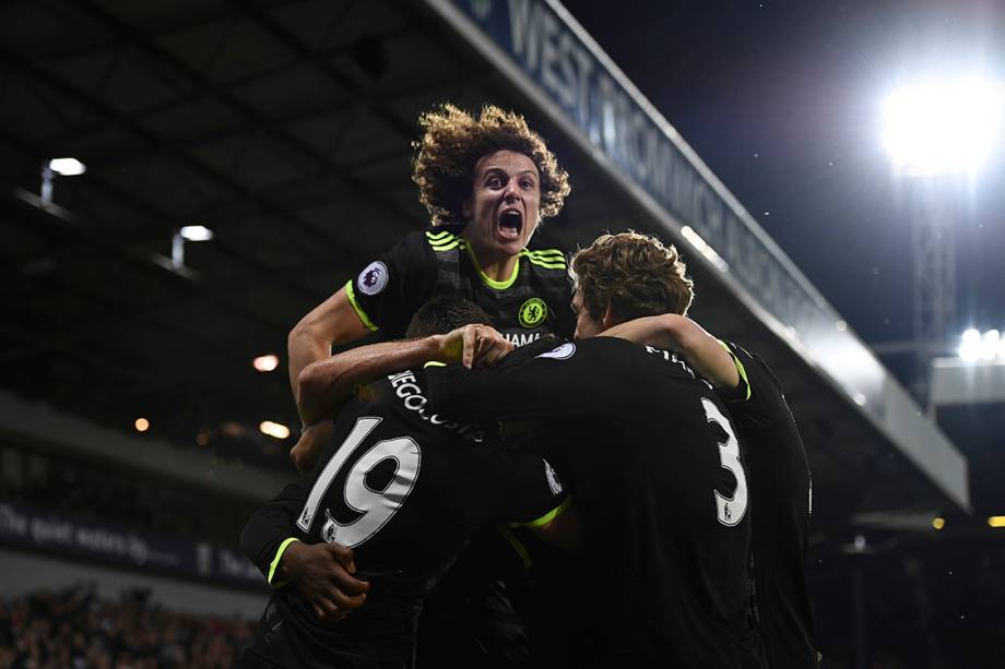 David Luiz comemora com companheiros o gol marcado por Michy Batshuayi contra o West Bromwich Albion