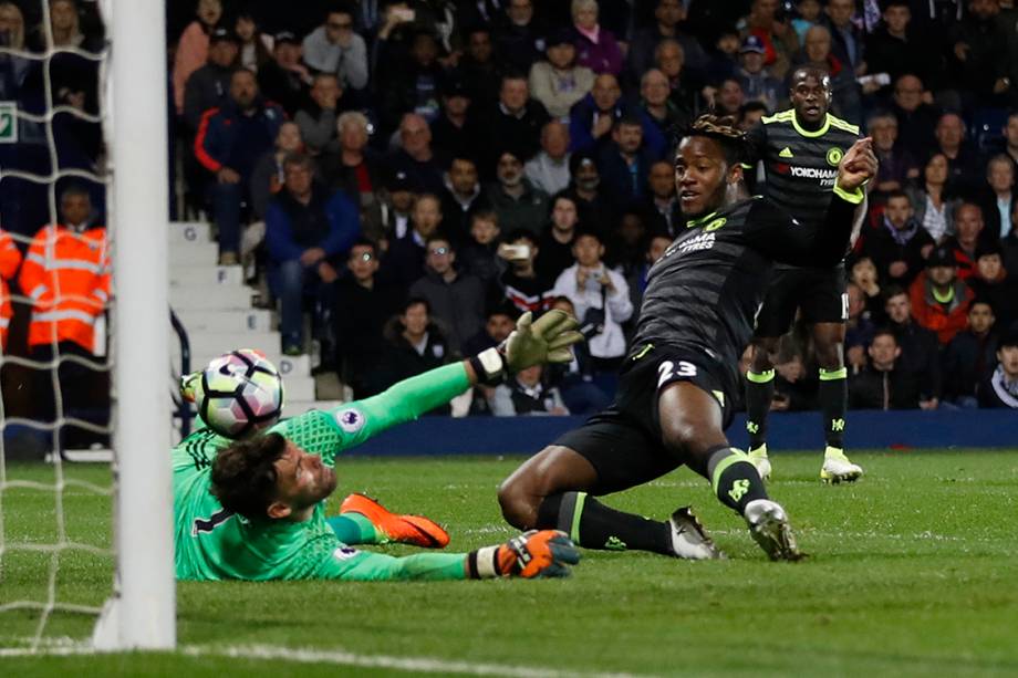 Michy Batshuayi marca o primeiro gol do do Chelsea contra o West Bromwich Albion