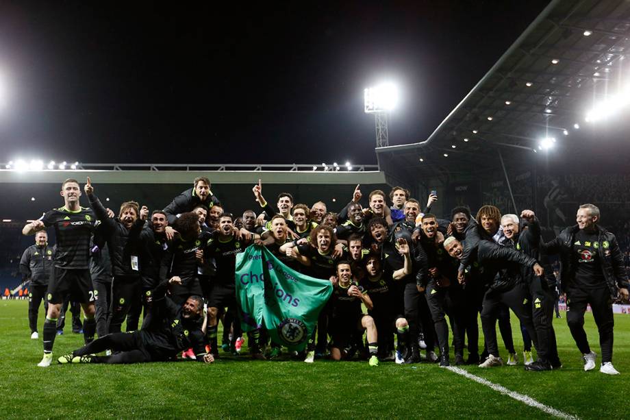 Jogadores do Chelsea comemoram título do Campeonato Inglês