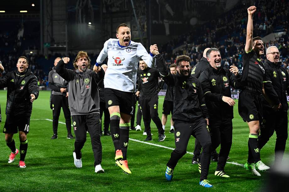 Jogadores do Chelsea comemoram título do Campeonato Inglês