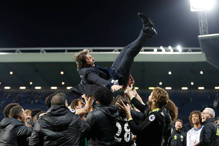 Jogadores do Chelsea levantam o técnico Antonio Conte, após serem campeões do Campeonato Inglês