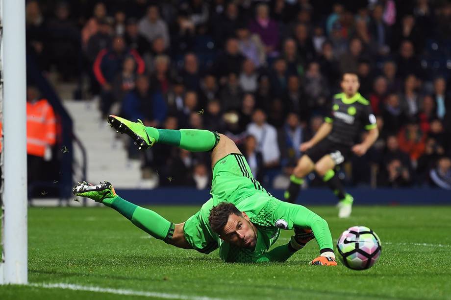 O goleiro Ben Foster, do West Bromwich Albion, faz boa defesa durante o jogo contra o Chelsea