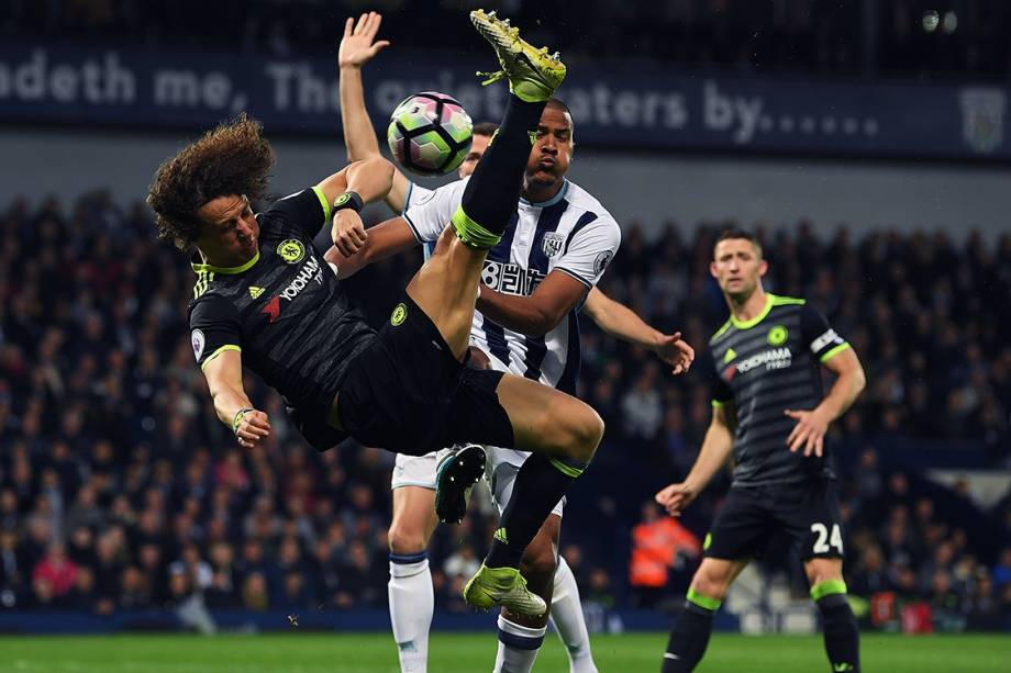 David Luiz, do Chelsea, dá uma bicicleta no jogo contra o West Bromwich Albion