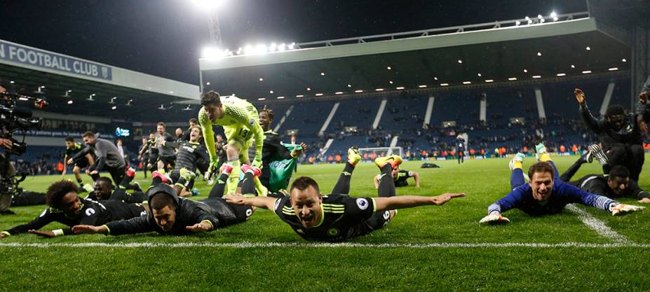 Jogadores do Chelsea comemoram título do Campeonato Inglês