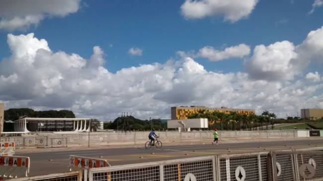 Praça dos Três Poderes isolada no Ocupa Brasília