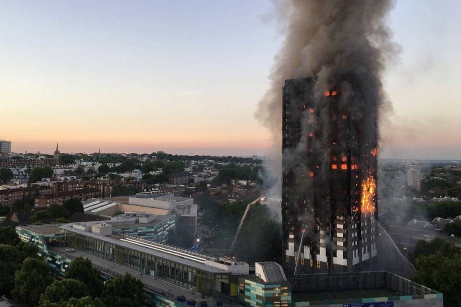 Incêndio de grandes proporções tomou por completo um prédio residencial na zona oeste de Londres, na Inglaterra. 79 pessoas morreram. A rápida propagação do fogo é atribuída ao revestimento inflamável do edifício - 14/06/2017<h2 class="article-subtitle"></h2>