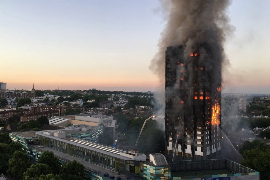 Incêndio de grandes proporções tomou por completo um prédio residencial na zona oeste de Londres, na Inglaterra - 14/06/2017