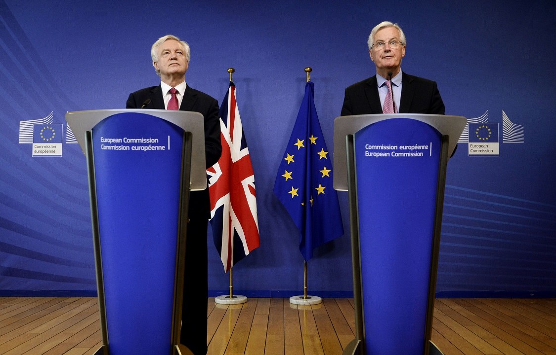 Chefe de negociação da União Europeia, Michel Barnier, e Secretário de Estado britânico, David Davis, durante coletiva de imprensa na Bélgica