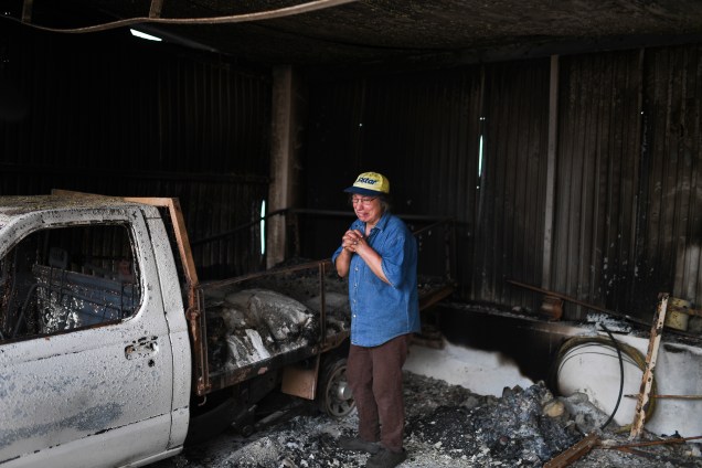 Moradora de Vilas de Pedro lamenta dentro de sua garagem queimada as perdas que houveram com o incêndio florestal em Portugal - 19/06/2017