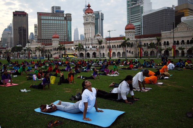 Praticantes de ioga se exercitam em frente ao edifício Sultan Abdul Samad, em Kuala Lumpur, na Malásia, durante o Dia internacional da Ioga - 21/06/2017