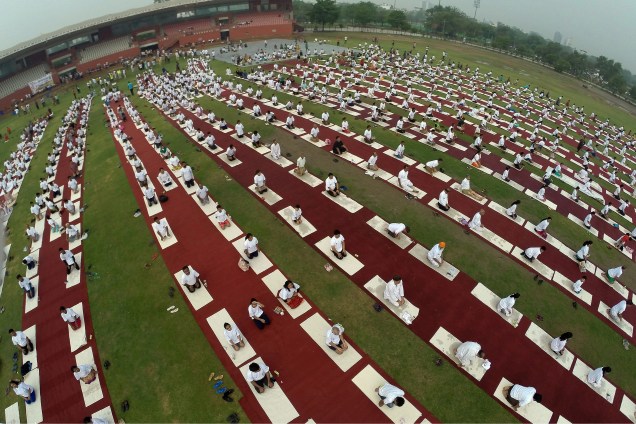 Vista aérea do Yamuna Sports Complex que reuniu centenas de praticantes durante evento do Dia Internacional da Ioga em Nova Dehli, na Índia - 21/06/2017