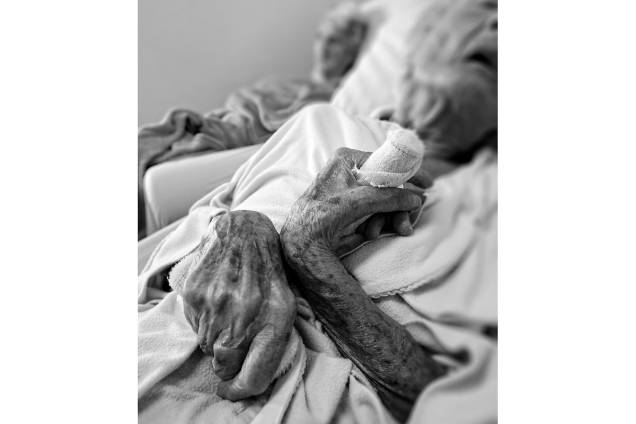 TEMPO LIGEIRO - Os cuidados com os idosos incapacitados vão ao extremo no hospital: coloca-se gaze nas mãos para evitar escaras TEMPO LIGEIRO - Os cuidados com os idosos incapacitados vão ao extremo no hospital: coloca-se gaze nas mãos para evitar escaras