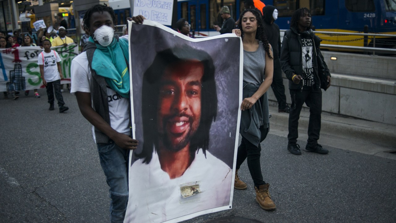 Manifestantes protestam contra o policial Jeronimo Yanez, acusado de assassinar Philando Castile