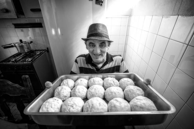 EU FAÇO PÃO - Miguel, esquizofrênico, há 13 anos em uma residência terapêutica supervisionada pelo Bairral. “Sou inteligente. Faço bisnaguinha, pão de milho e bolo” EU FAÇO PÃO - Miguel, esquizofrênico, há 13 anos em uma residência terapêutica supervisionada pelo Bairral. “Sou inteligente. Faço bisnaguinha, pão de milho e bolo”