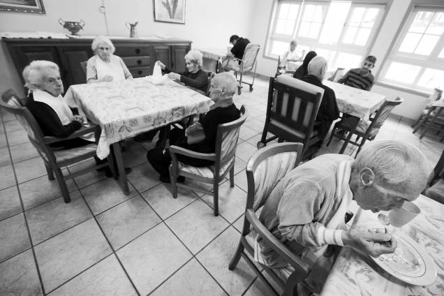 LIBERDADE - Às refeições, todos os pacientes usam facas – sem pontas. É permitido fumar – um maço por dia, no máximo LIBERDADE - Às refeições, todos os pacientes usam facas – sem pontas. É permitido fumar – um maço por dia, no máximo