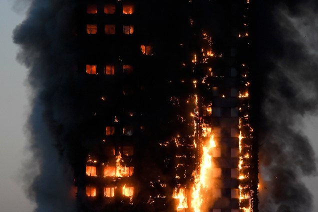 Incêndio de grandes proporções atinge um edifício em Latimer Road, oeste de Londres, na Inglaterra - 14/06/2017
