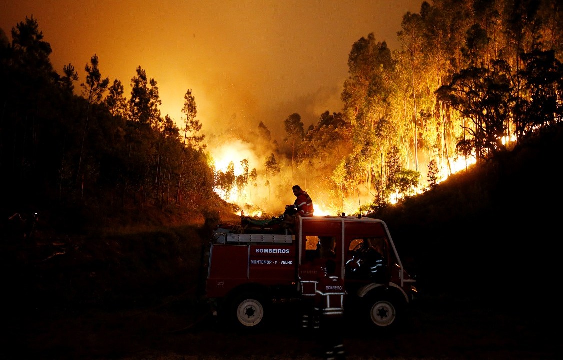 Bombeiros tentam apagar incêndio em uma floresta próximo a Bouca, em Portugal