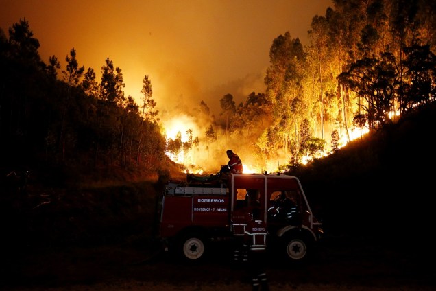 Bombeiros tentam apagar incêndio em uma floresta próximo a Bouca, em Portugal - 18/06/2017