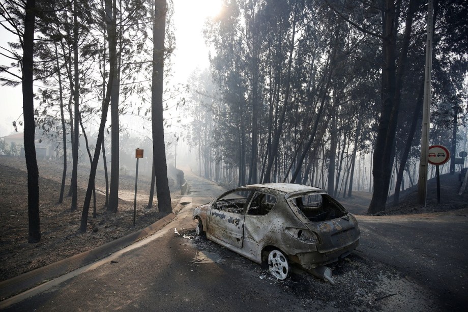 Carcaça de um carro é fotografado próximo à floresta após incêndio na região de Pedrogão Grande, em Portugal