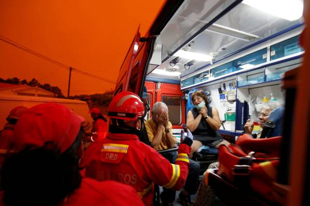 Bombeiros ajudam moradores da vila Derreada Cimeira durante evacuação de áreas de risco no incêndio em Portugal - 19/06/2017 Bombeiros ajudam moradores da vila Derreada Cimeira durante evacuação de áreas de risco no incêndio em Portugal - 19/06/2017