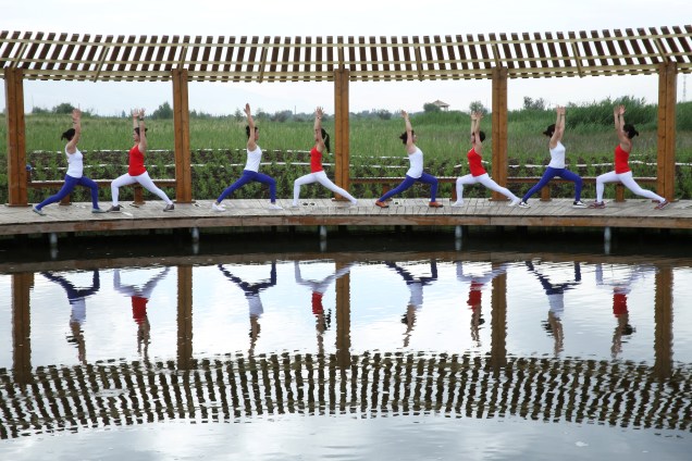 Praticantes de ioga se encontram em um parque em Zhangye, na China, para comemorar o Dia Internacional da Ioga - 21/06/2017