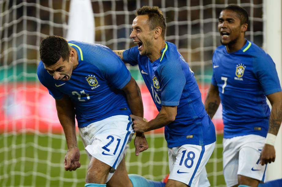 Diego Souza comemora o primeiro gol da seleção brasileira durante amistoso contra a Austrália no Melbourne Cricket Ground em Melbourne - 13/06/2017