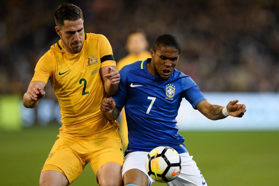 Douglas Costa disputa jogada durante  amistoso da seleção brasileira contra a Australia, em Melbourne - 13/06/2017