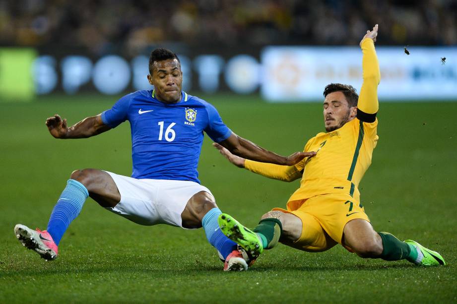 Alex Sandro divide jogada durante amistoso da seleção brasileira contra a Australia no Melbourne Cricket Ground em Melbourne - 13/06/2017