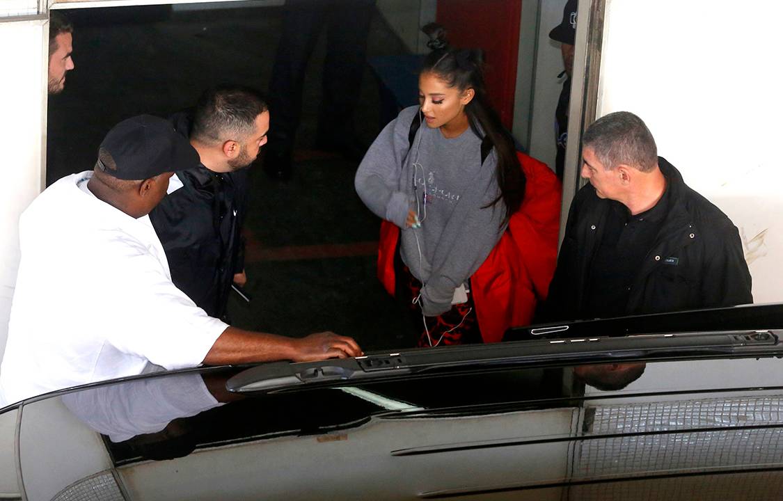 Ariana Grande desembarca no aeroporto internacional Tom Jobim, no Rio de Janeiro