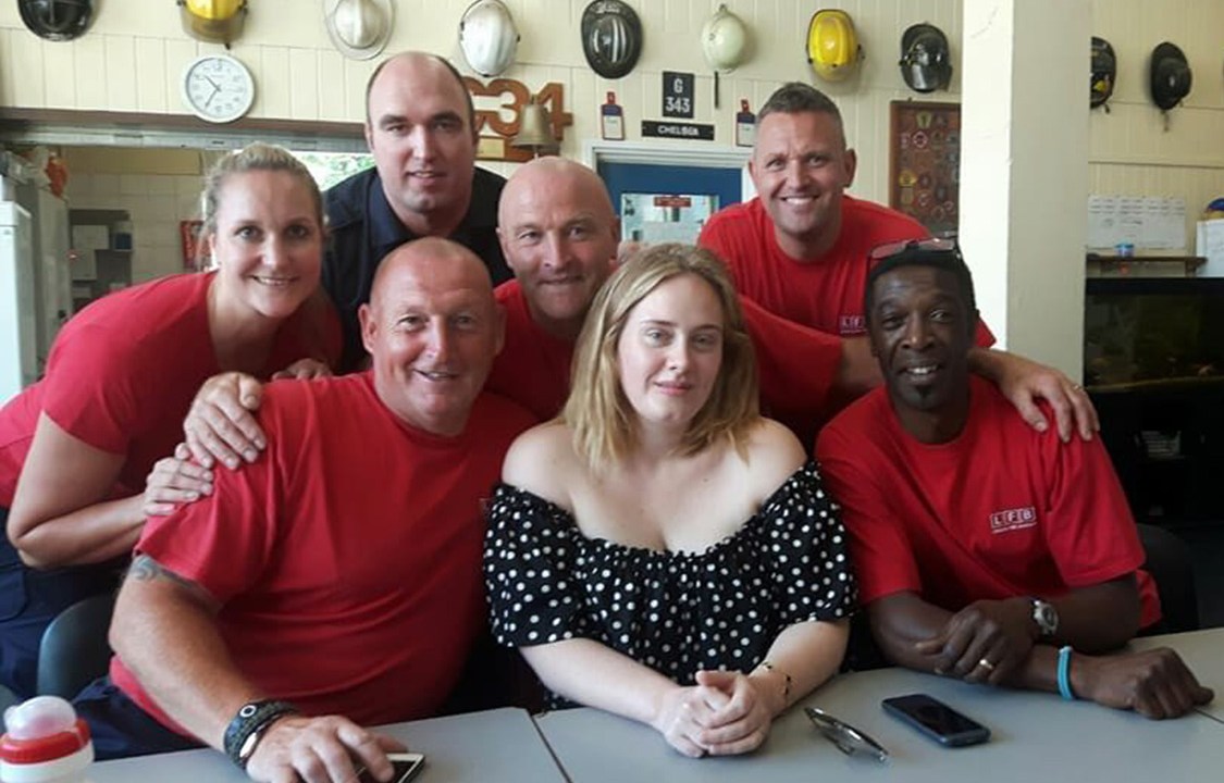 Adele visita bombeiros que atuaram no incêndio em Londres