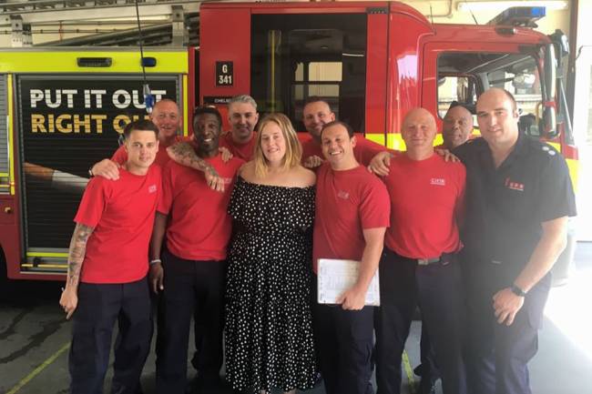 Adele visita bombeiros que lutaram contra incêndio na Grenfell Tower, em Londres