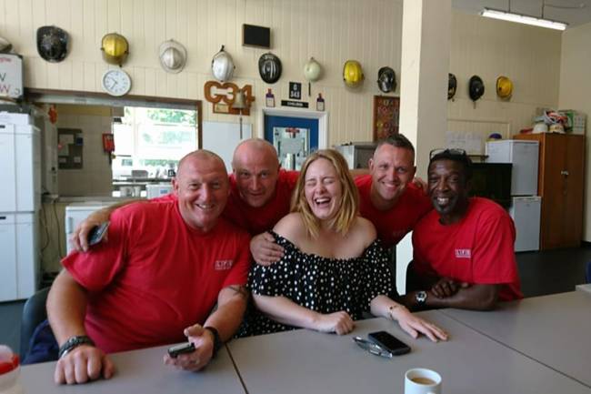 Adele visita bombeiros que lutaram contra incêndio na Grenfell Tower, em Londres