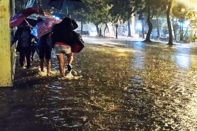 Chuva causa alagamento em diversos pontos da cidade do Rio de Janeiro (RJ) - 20/06/2017