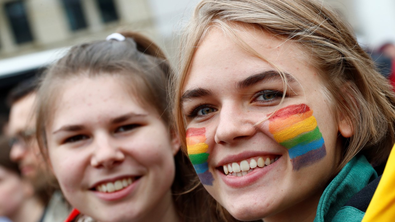Casal homosexual comemora a aprovação do casamento gay na Alemanha