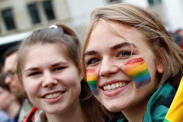 Casal homosexual posa para foto em frente aos portões do parlamento alemão de Bundestag, após a legalização do casamento entre pessoas do mesmo sexo.