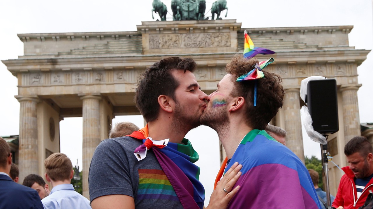 Casal homosexual comemora a aprovação do casamento gay na Alemanha