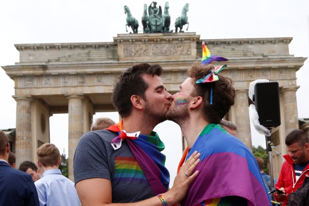 Casal homosexual comemora a legalização do casamento entre pessoas do mesmo sexo em frente aos portões do parlamento alemão de Bundestag, em Berlim.