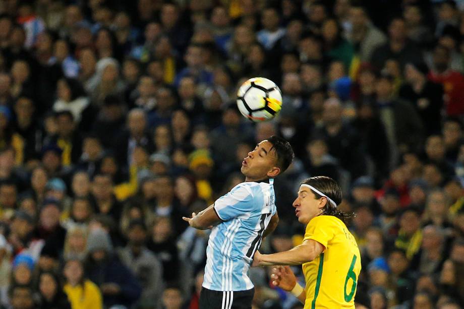 Argentino José Gomez Luis e brasileiro Filipe Luis disputam bola durante amistoso entre as seleções em Melbourne, na Austrália - 09/06/2017