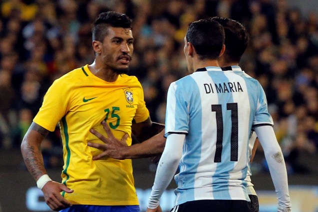 Paulinho e Di Maria se confrontam durante amistoso entre as seleções brasileira e argentina, em Melbourne, Austrália - 09/06/2017