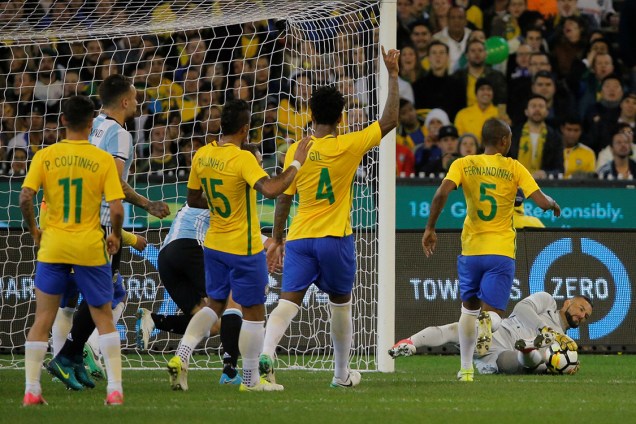 Goleiro Weverton defende cobrança de falta durante amistoso entre Brasil e Argentina - 09/06/2017