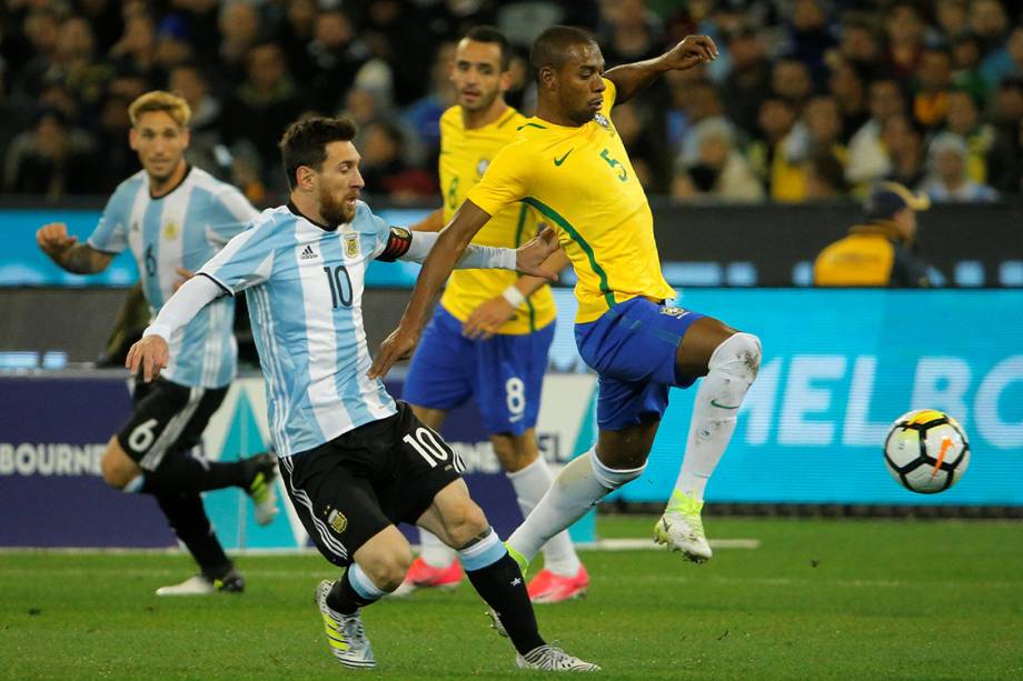 Lionel Messi, da Argentina, disputa bola com Fernandinho, durante amistoso em Melbourne, na Austrália - 09/06/2017