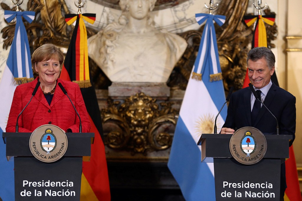 Chanceler alemã, Angela Merkel, e presidente da Argentina, Mauricio Macri, durante coletiva de imprensa e Buenos Aires, na Argentina